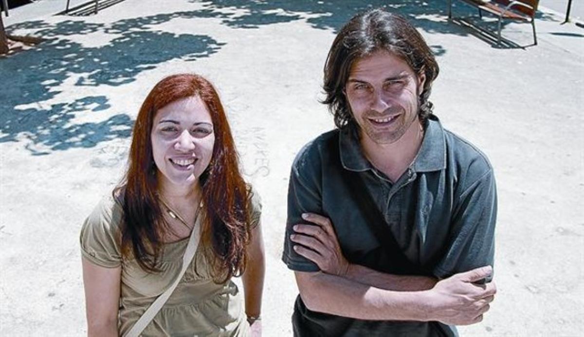 Los impulsores 8 Los arquitectos Omayra Rivera y Ángel Martín, en la plaza del barrio del Plus Ultra.