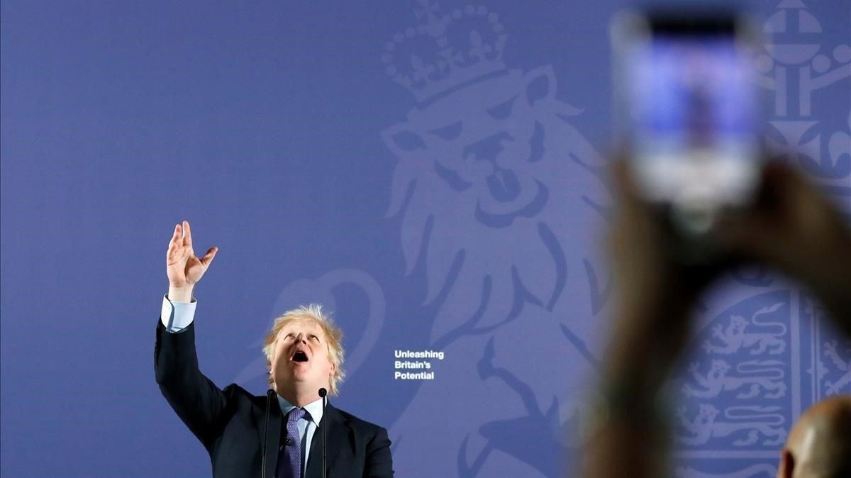 zentauroepp52119471 britain s prime minister boris johnson reacts as he delivers200204205156