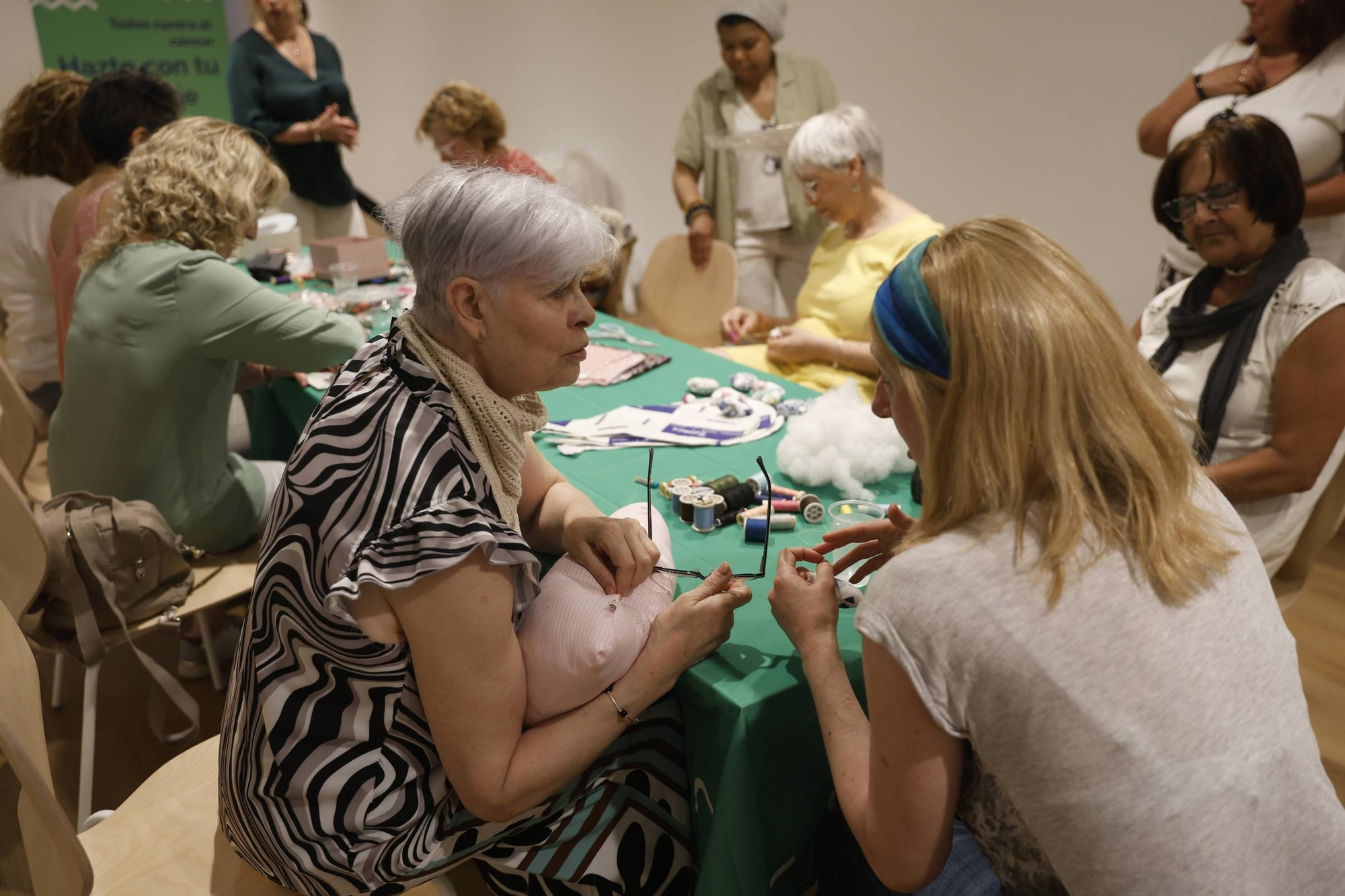 Corazones llenos de compañerismo en Gijón para mujeres operadas de cáncer de mama (en imágenes)