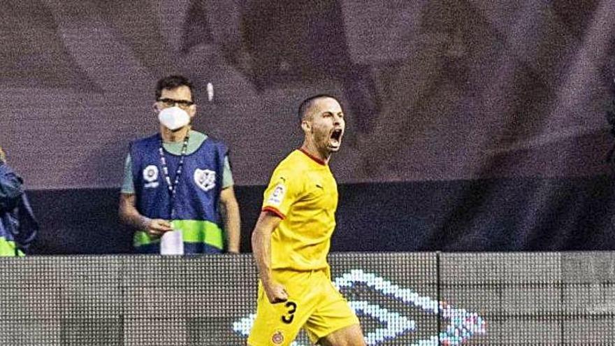 Celebrando su gol en Vallecas.