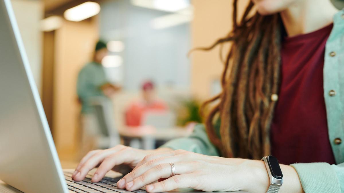 La UA ha elaborado un estudio sobre la violencia de género digital que sufren las mujeres jóvenes.