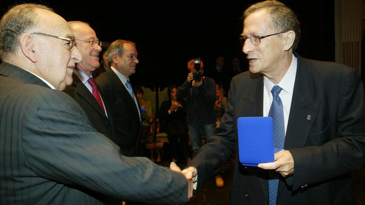 Lorenzo Pedrero recoge la medalla conmemorativa del aniversario de los ayuntamientos democráticos.