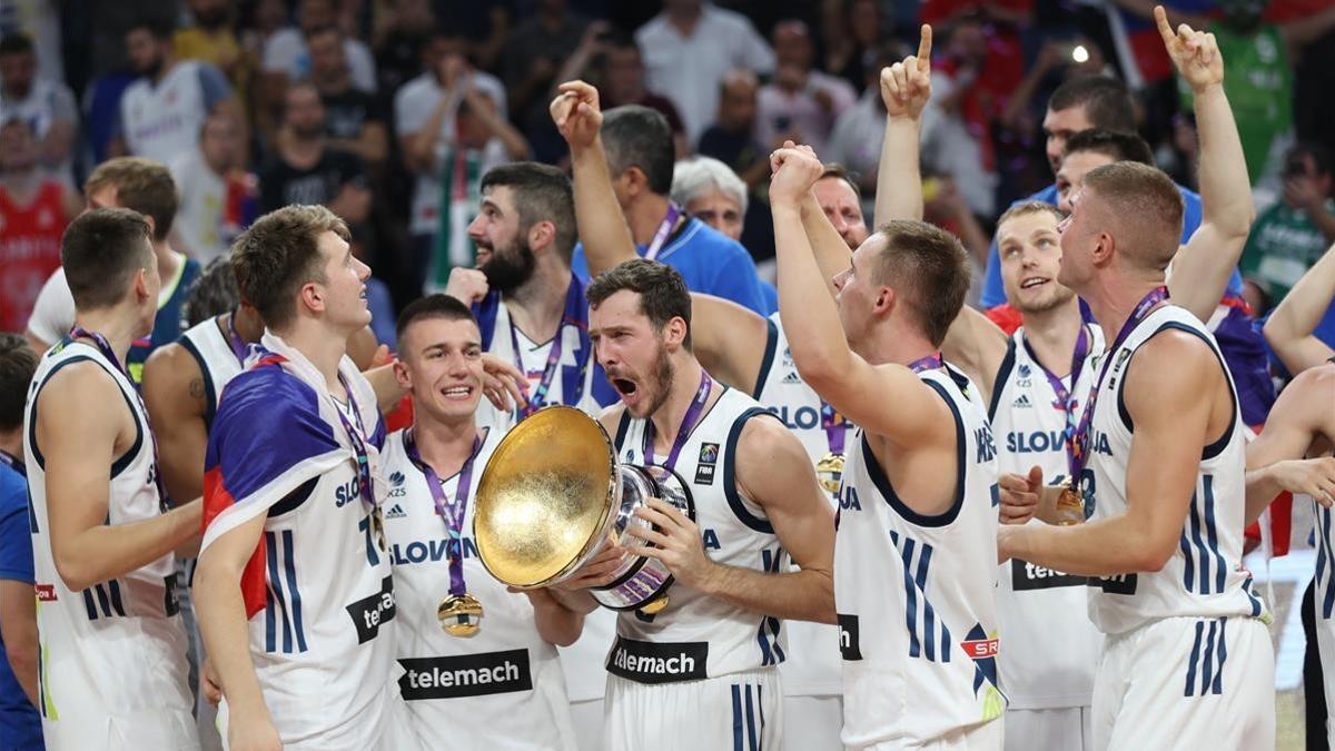 Los jugadores de Eslovenia celebran el oro europeo.