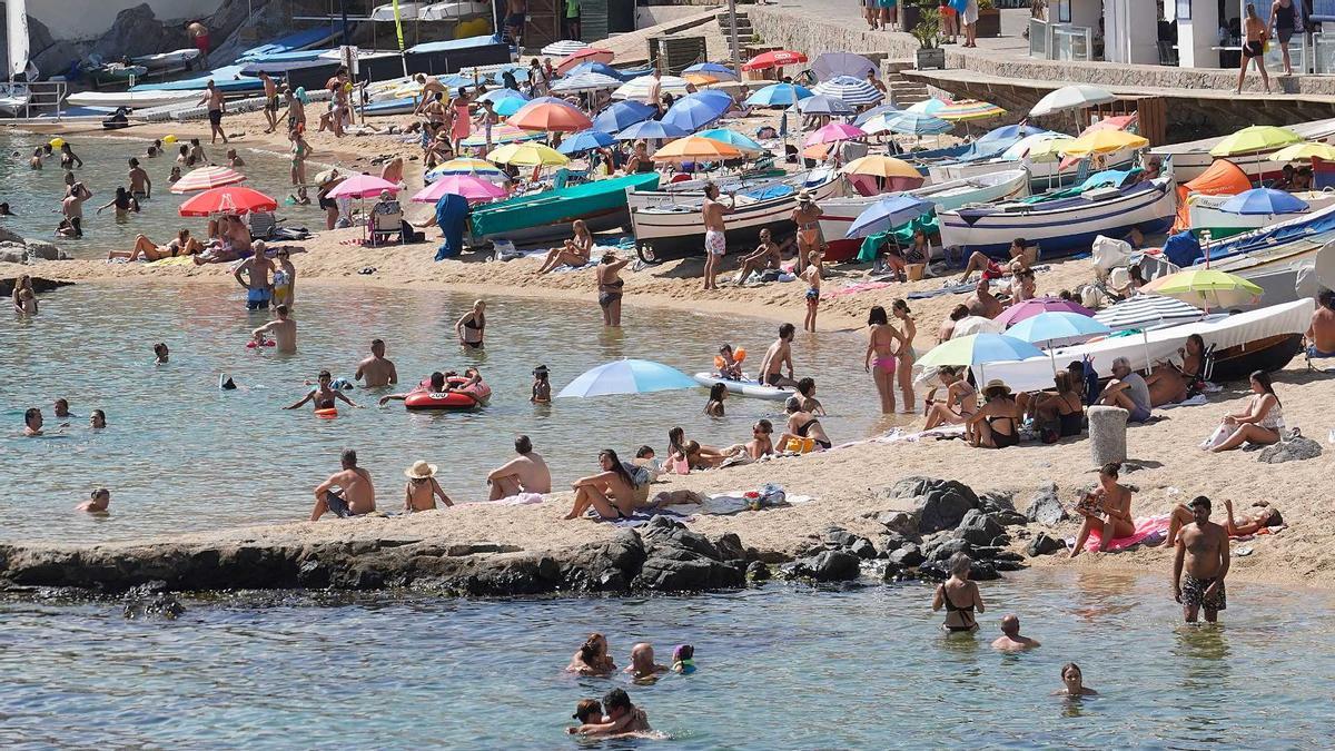 Banyistes a la platja de Calella de Palafrugell en plena onada de calor.