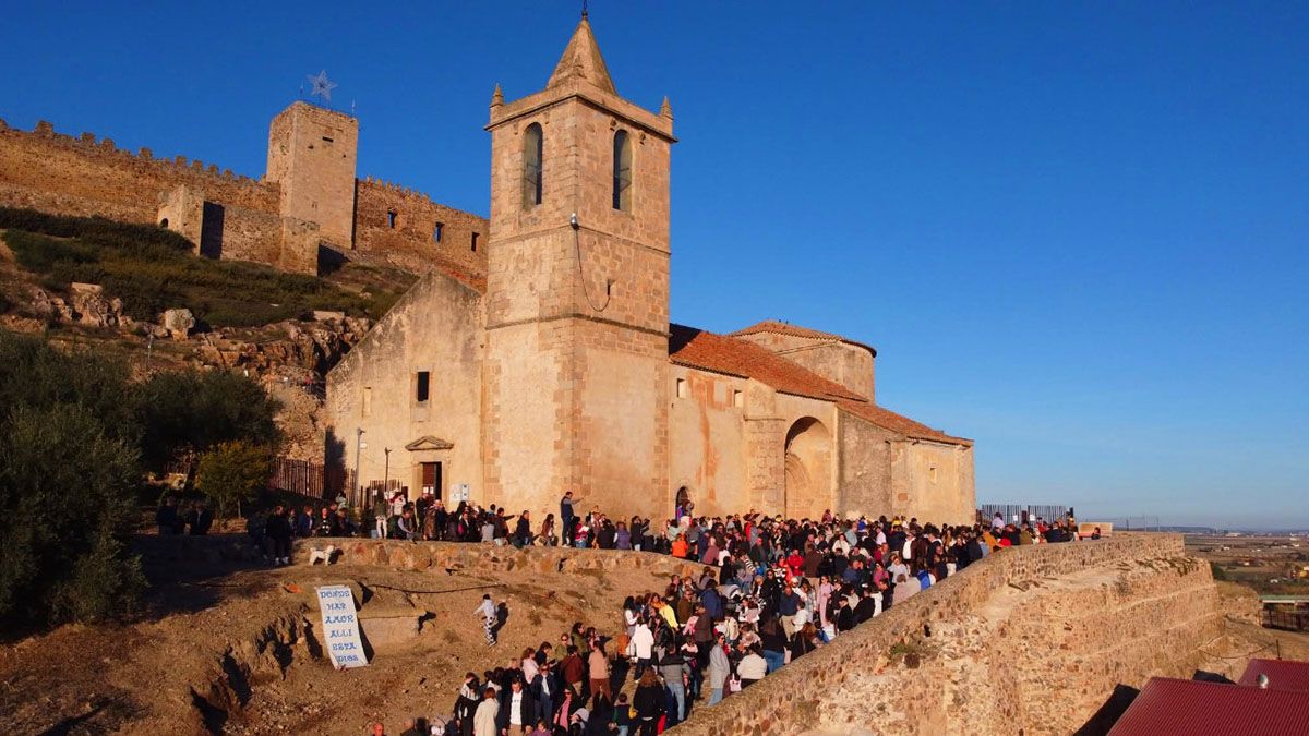 La silueta de la iglesia y el castillo de Medellín enmarca una de las celebraciones navideñas más especiales del calendario extremeño.