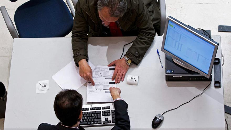 Un hombre pide información en una oficina de la Agencia Tributaria