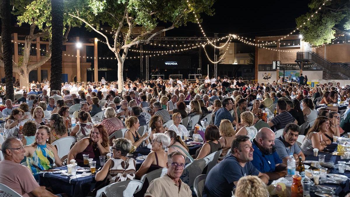 Los vecinos de Benifaió durante la cena de fiestas 2026 en el patio del Colegio Santa Bárbara.