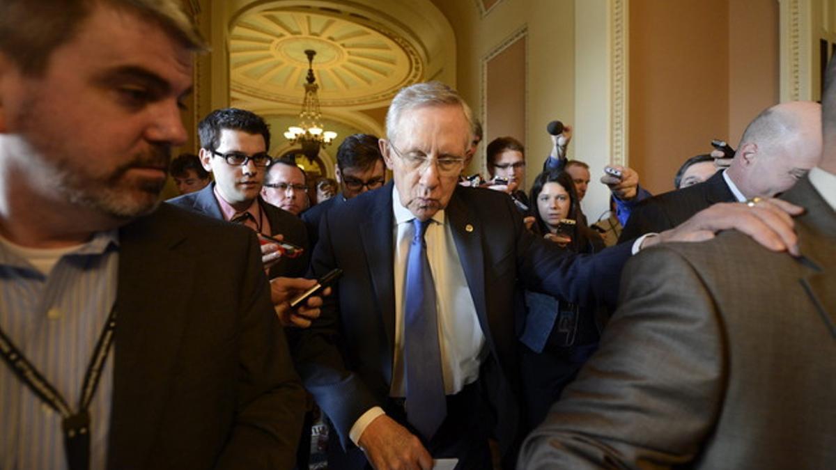 El líder de la mayoría demócrata del Senado, Harry Reid, sale de la reunión con el líder de la minoría republicana, Mitch McConnell, el lunes en Washington.