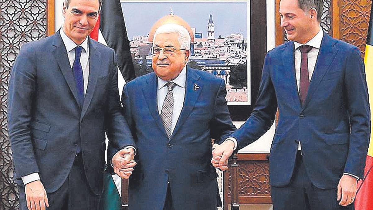 Sánchez, junto al presidente de la Autoridad Nacional Palestina, Mahmoud Abbas, y el primer ministro belga, Alexander de Croo, el pasado 23 de noviembre en Ramallah.