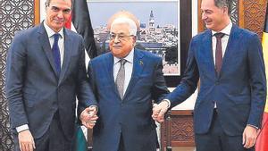 Sánchez junto al presidente de la Autoridad Nacional Palestina, Mahmoud Abbas, y el primer ministro belga, Alexander de Croo, el pasado 23 de noviembre en Ramallah.