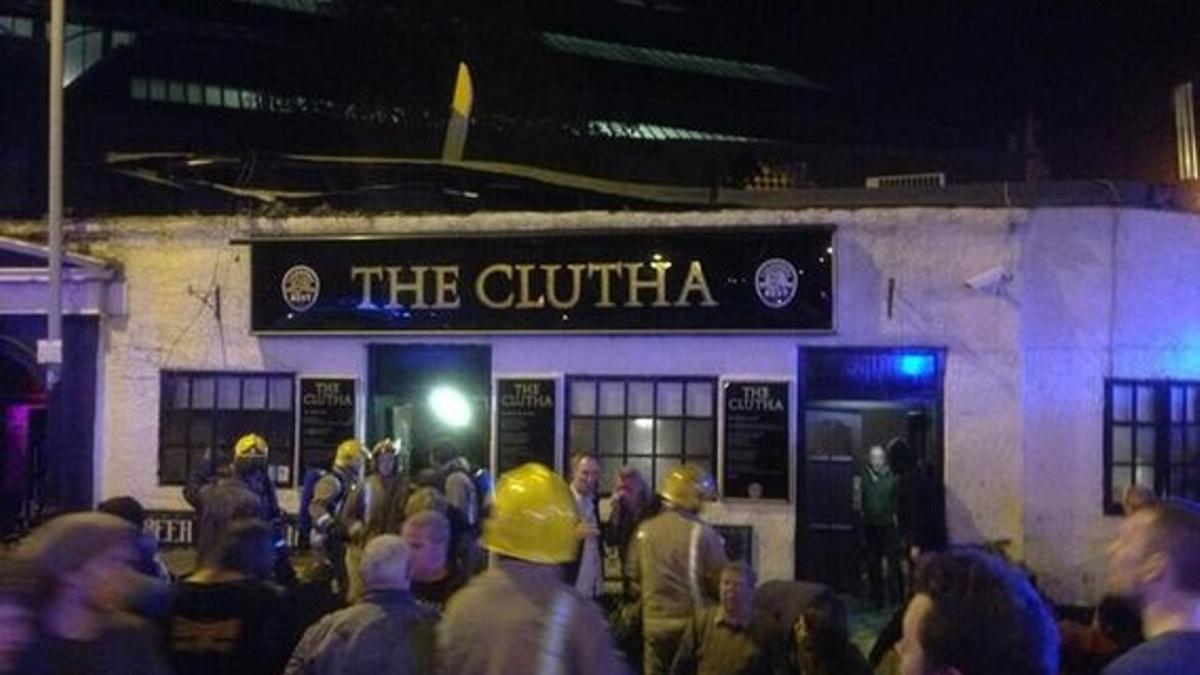 La puerta del pub de Glasgow sobre el que se ha estrellado un helicóptero.