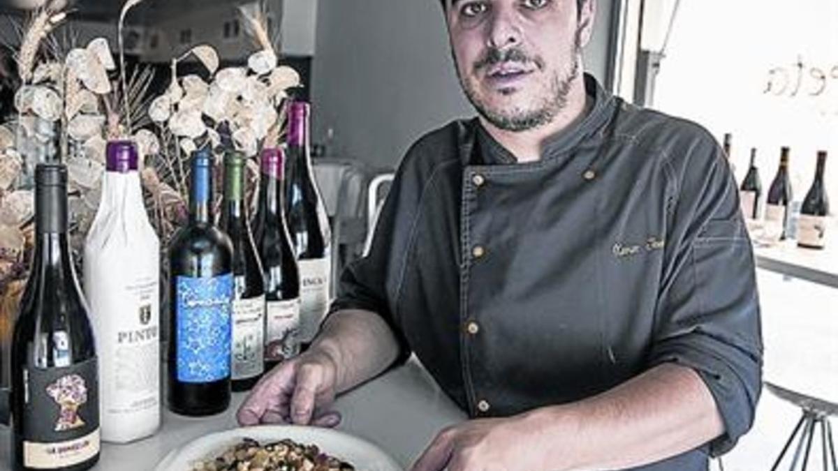 Xavier Jovells, del restaurante La Floreta, con un bacalao con sanfaina.