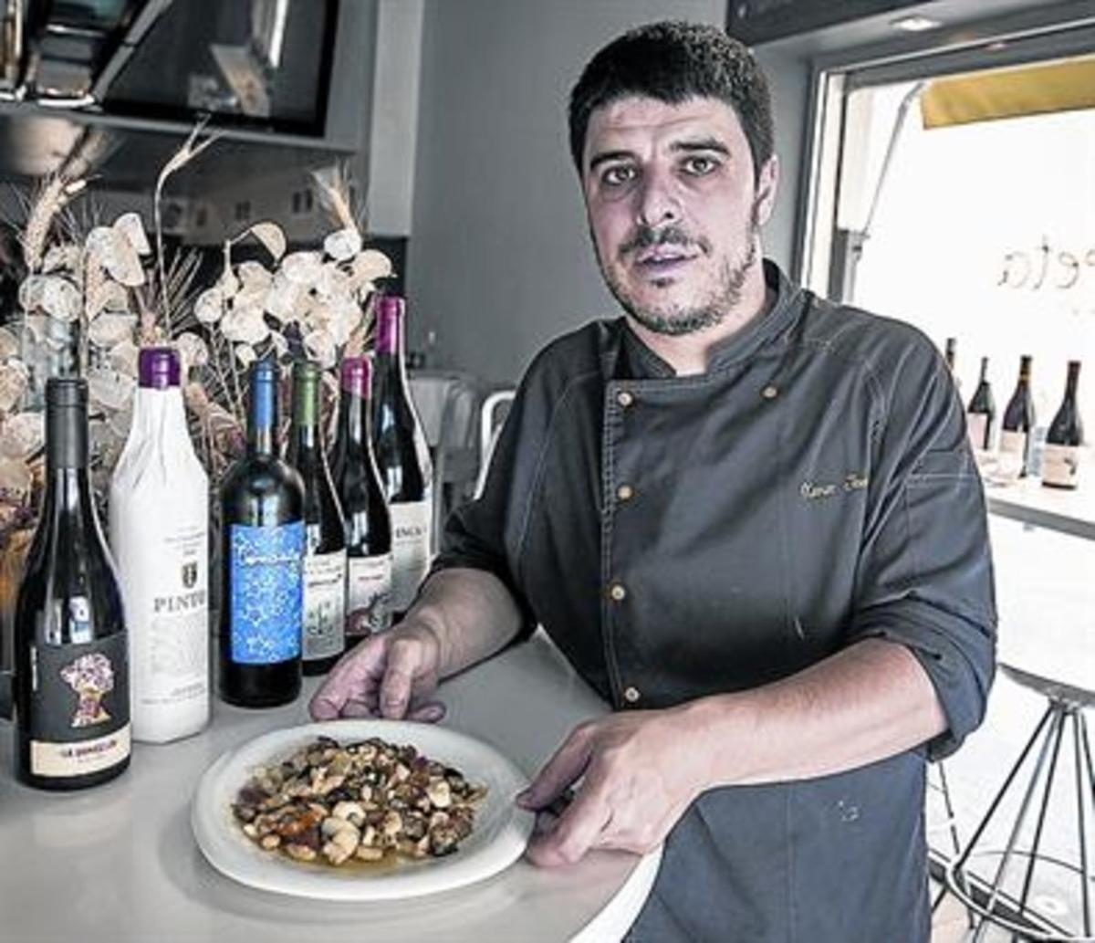 Xavier Jovells, del restaurant La Floreta, amb un bacallà amb samfaina. Xavier Jovells, del restaurant La Floreta, amb un bacallà amb samfaina.