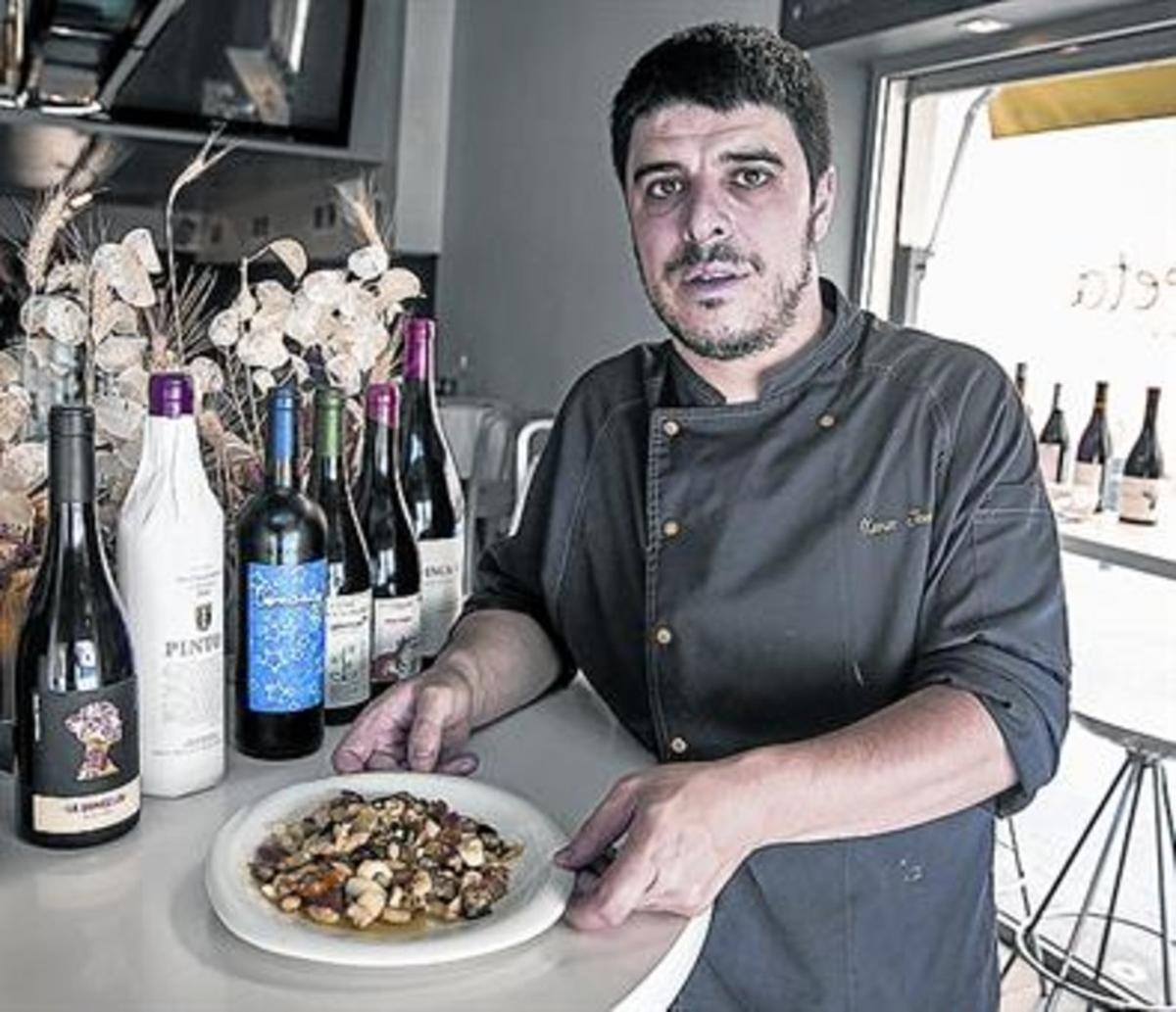 Xavier Jovells, del restaurant La Floreta, amb un bacallà amb samfaina.