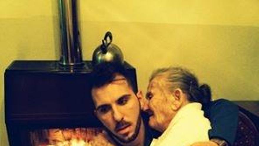 Un joven italiano conmueve a las redes sociales con una foto en la que acuna a su abuela de 87 años