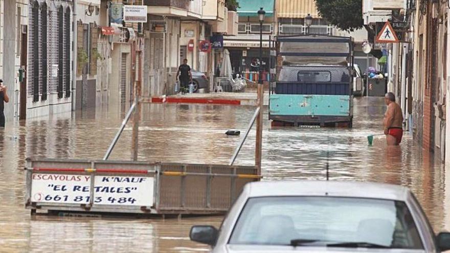 Una calle de Dolores anegada a causa de la DANA del pasado mes de septiembre.