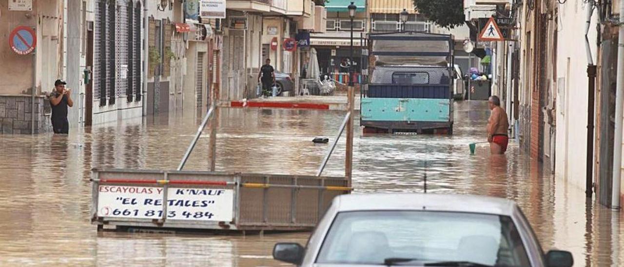 Una calle de Dolores anegada a causa de la DANA del pasado mes de septiembre.