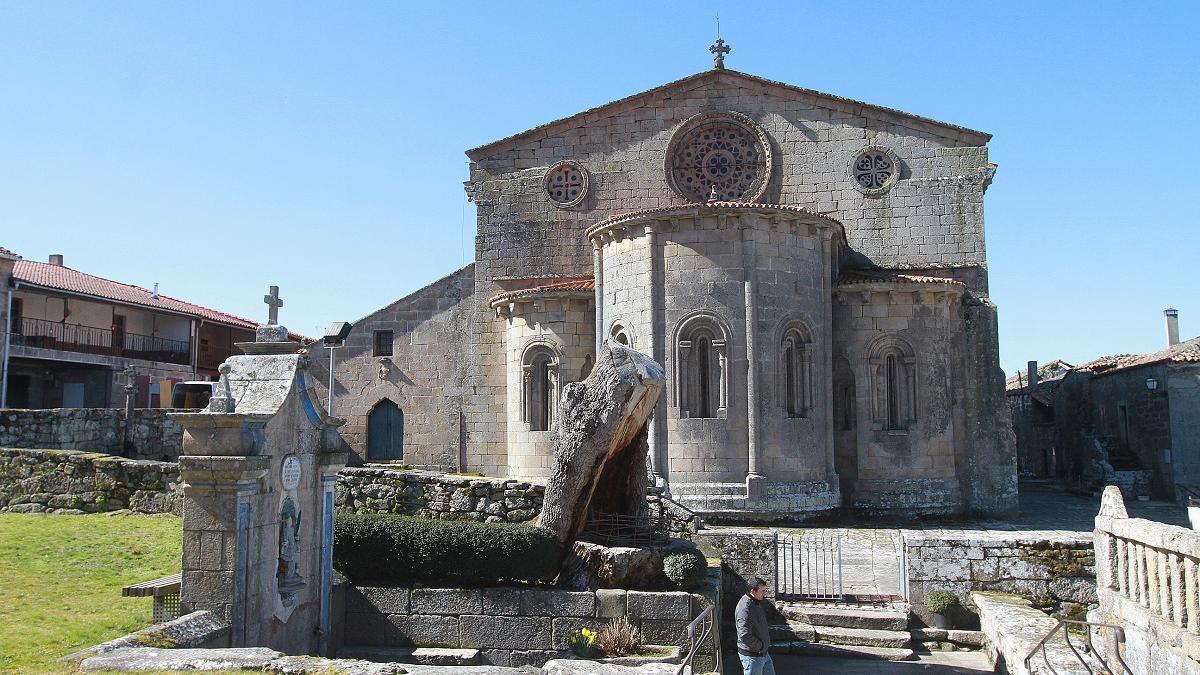 Cabecera de la iglesia de Santa Mariña de Augas Santas, con la Fuente de la Santa en primer plano