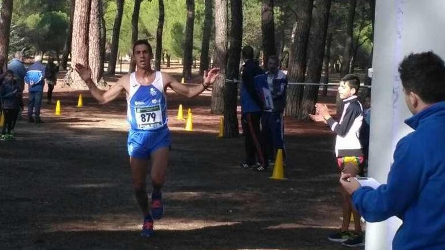 Ángel Nieto cruza victorioso la línea de meta en Valorio.