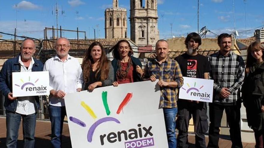 María Giménez junto a compañeros de Renaix Podem.