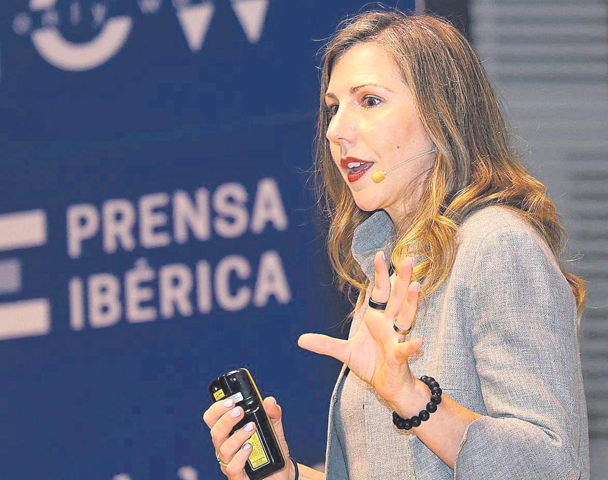 Ariadna Font ofreció la conferencia &quot;Por una IA generativa más sostenible y responsable&quot;.