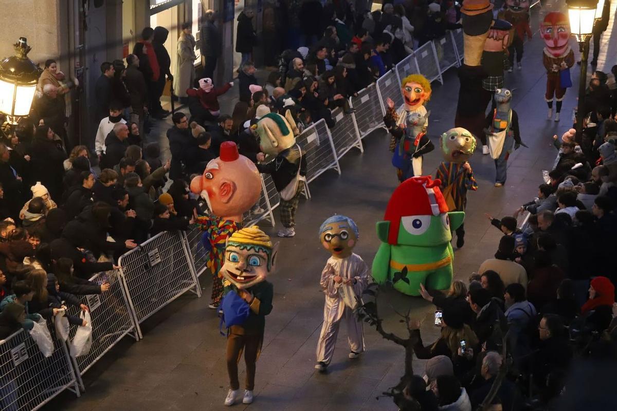 En la cabalgata de A Estrada hubo un animado desfile de cabezudos.