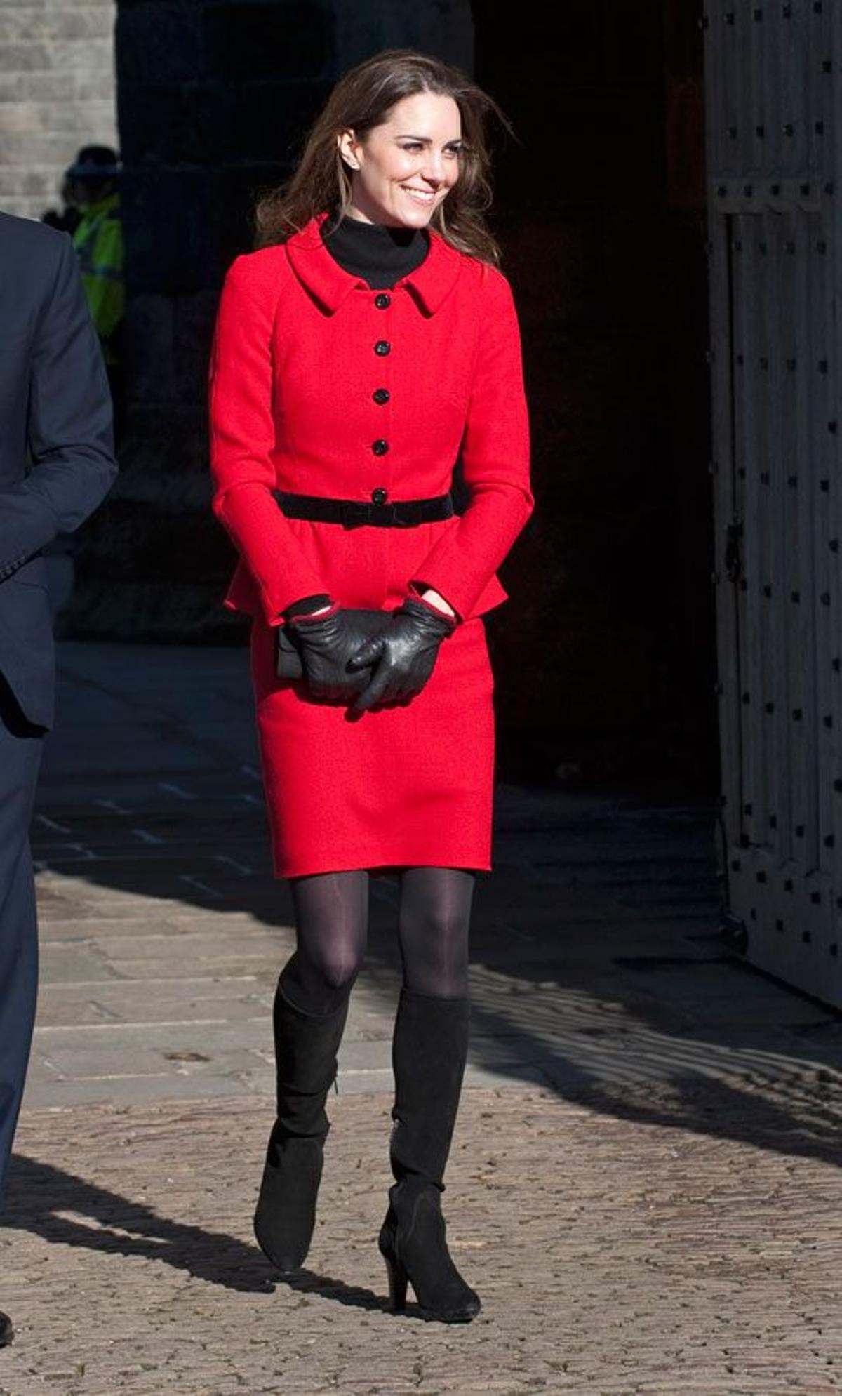 Kate Middleton con traje rojo de Luisa Spagnoli en 2011