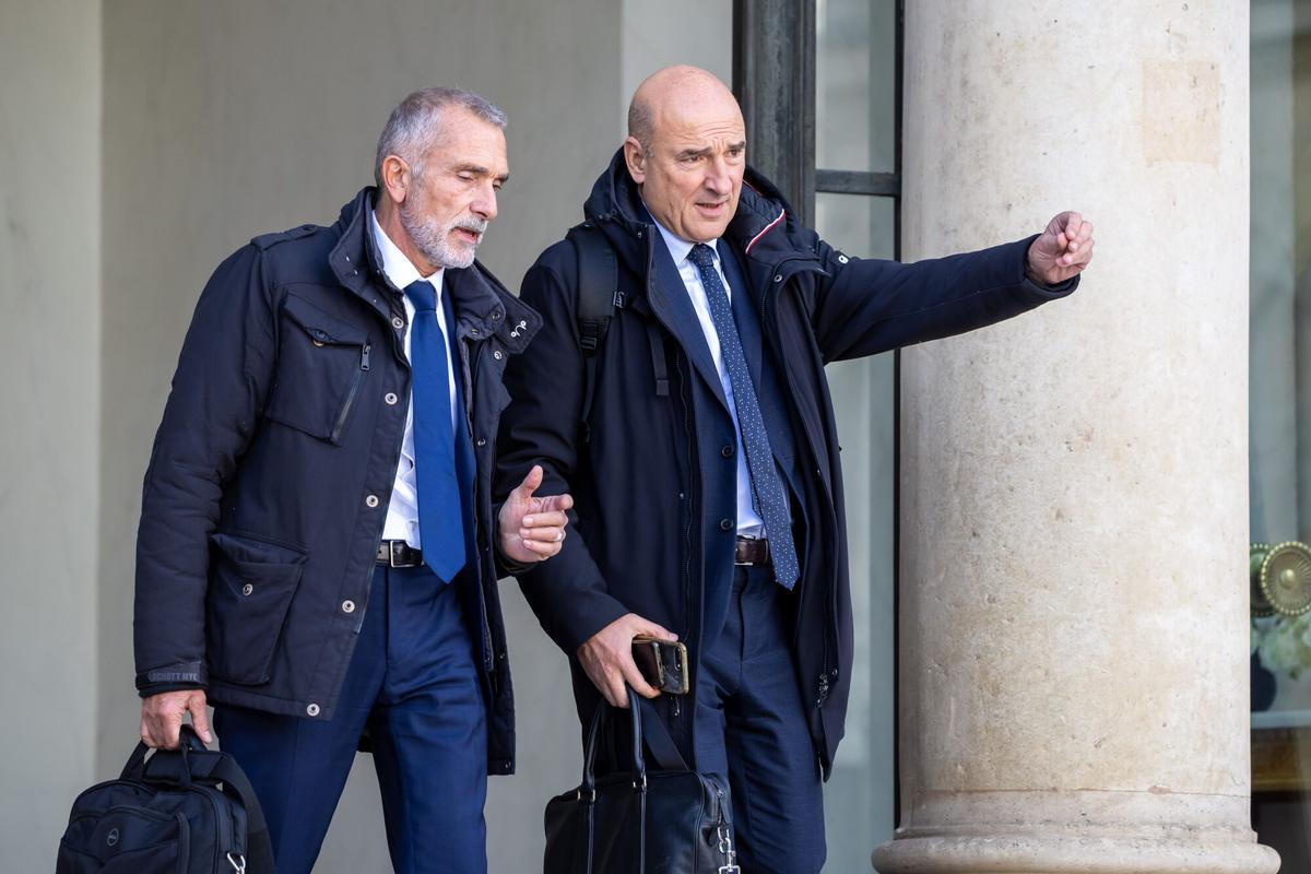 El fiscal de Marsella, Nicolas Bessone (derecha), abandona el Elíseo tras la reunión celebrada este martes para abordar la creciente preocupación por el empuje del narcotráfico en esta ciudad.