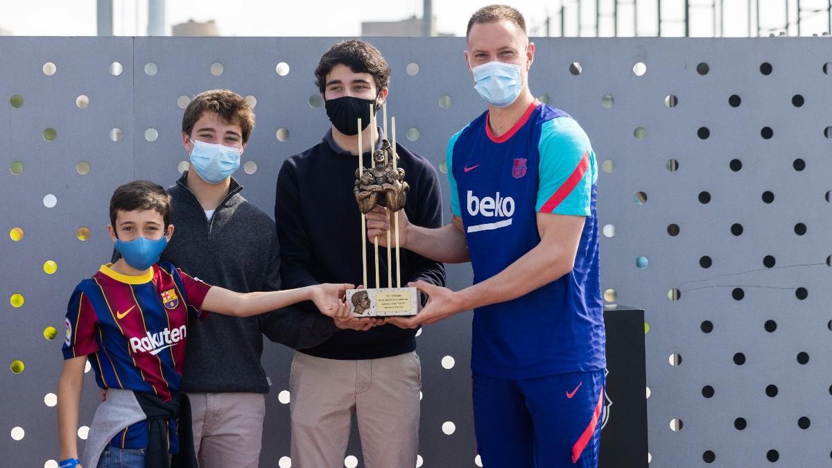 Ter Stegen recibe el premio Memorial Aldo Rovira como mejor de la pasada temporada