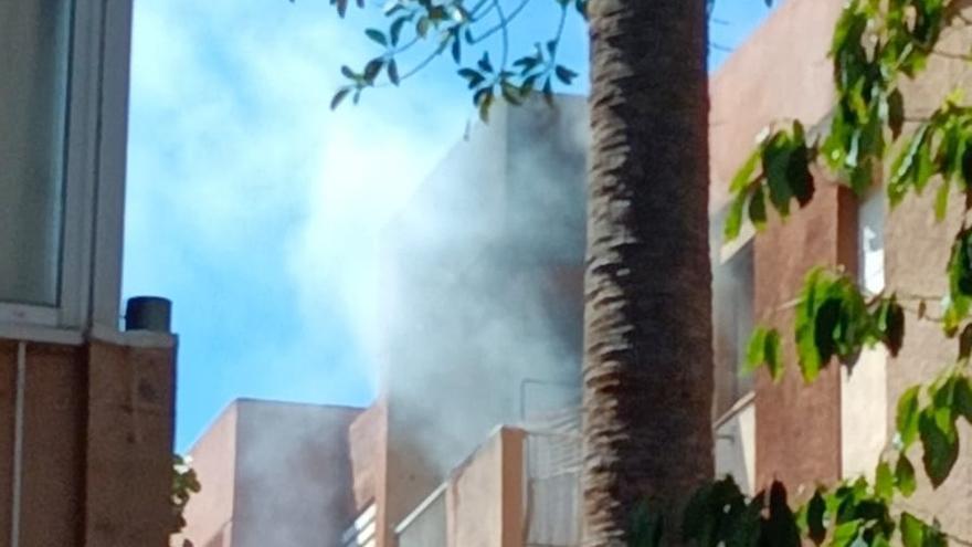 Hallan un hombre fallecido en una casa de Tenerife tras detectar humo saliendo de la vivienda
