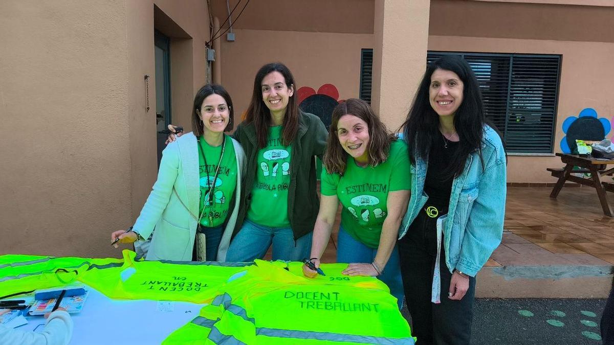 Maestras y madres del colegio Santa Bàrbara de Benifaió durante el encuentro celebrado esta tarde.
