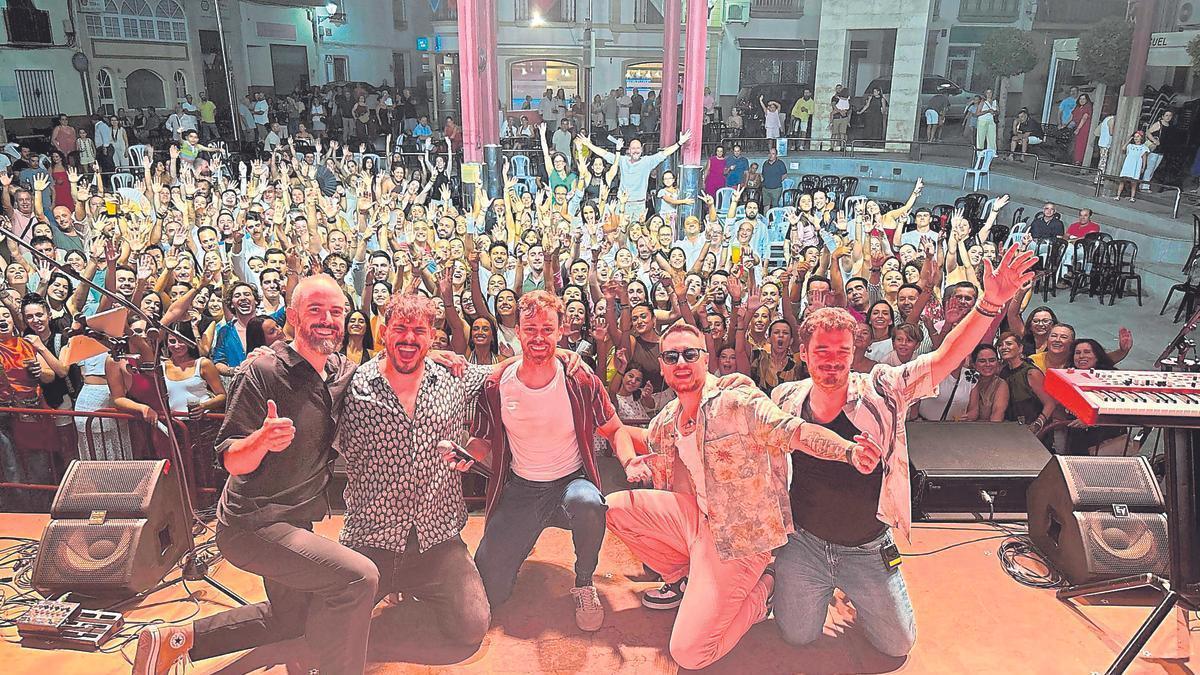 El grupo Olivetti Versiones saluda a la cámara desde el escenario durante uno de sus conciertos del verano.