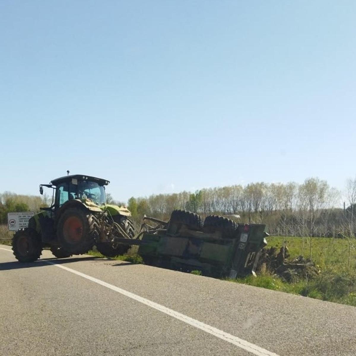 El tractor amb el remolc bolcat a Medinyà.