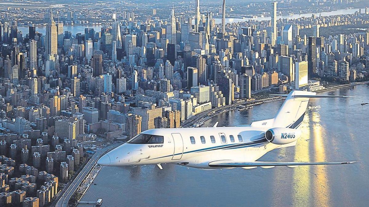 Un Pilatus PC-24, un ‘jet’ privado fabricado por Pilatus con piezas salidas de la planta de Alcalá de Guadaíra, sobrevolando Nueva York.