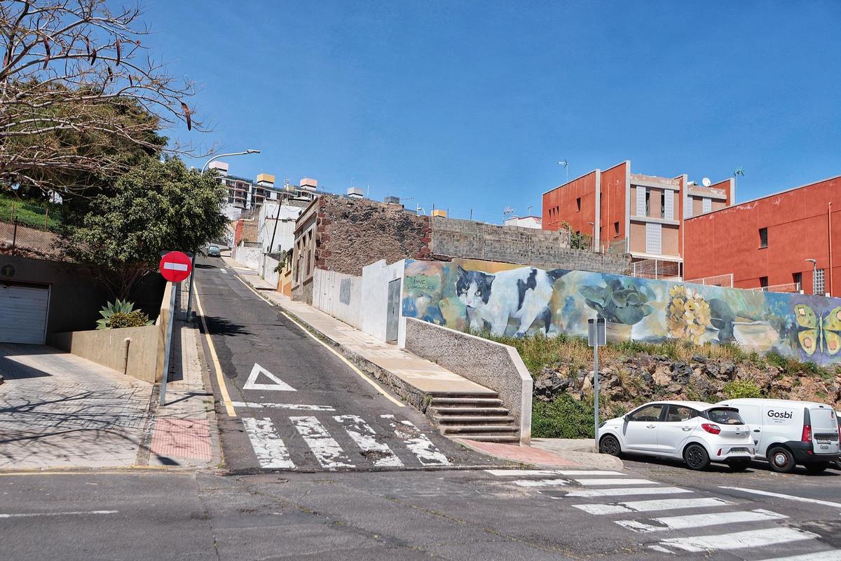 Calle Manuel García Calveras donde se suprimeron diez de los quince aparcamientos que existían hasta hace un año.