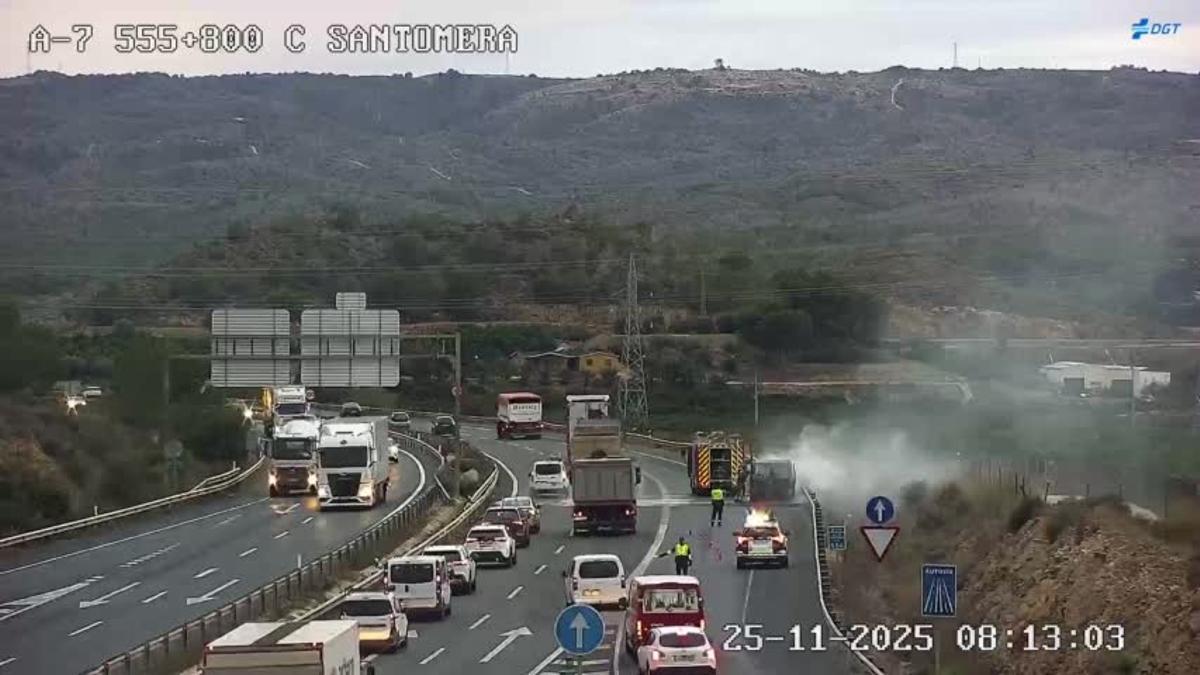 Bomberos y Guardia Civil en el lugar del fuego, esta mañana