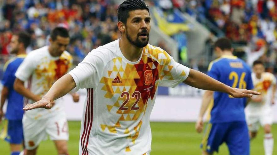 Nolito celebra el primero de sus dos goles frente a Bosnia.