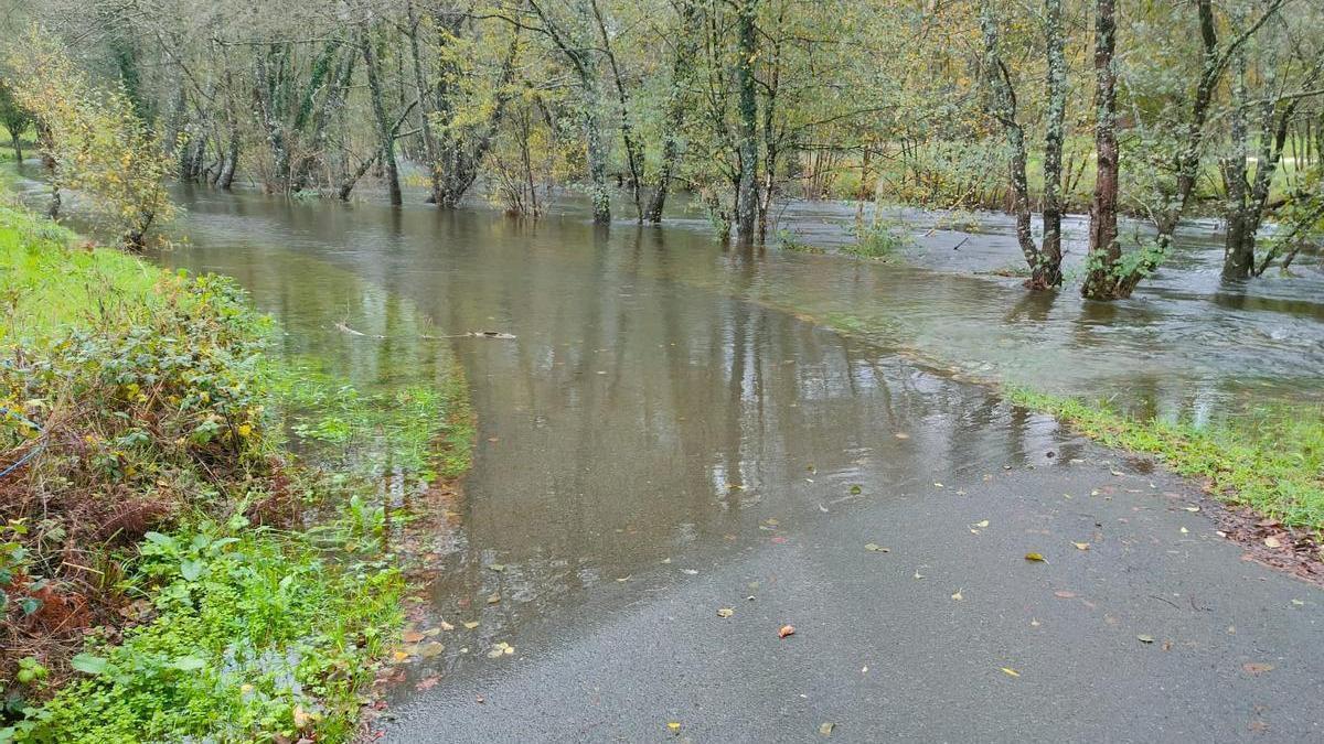 El río Deza desbordado a la altura de la playa fluvial Pozo do Boi.