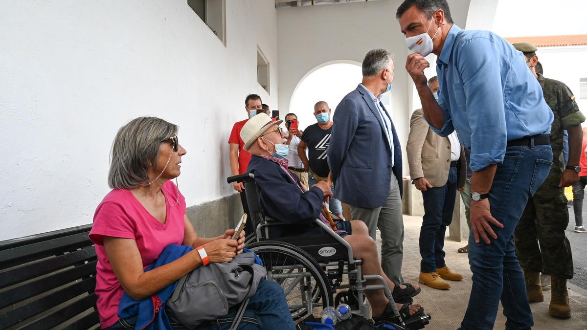 Sánchez visita a los afectados por la emergencia volcánica del acuartelamiento de El Fuerte.