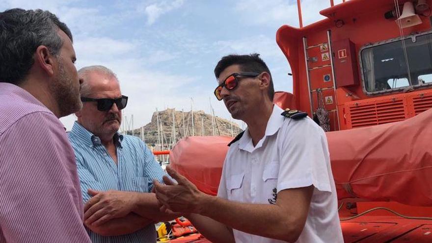 El director de Salvamento Marítimo, a la izquierda, en su visita a Alicante.