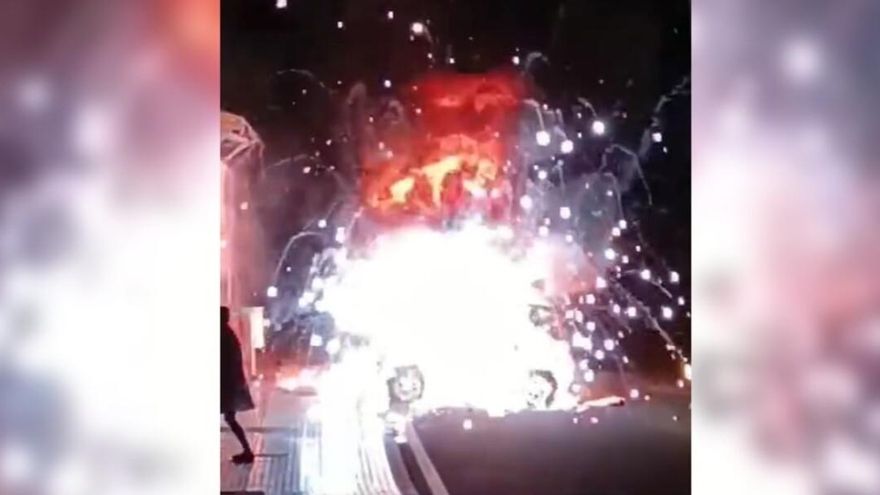 Explosiones y chispas en el incendio de un coche eléctrico en Tenerife