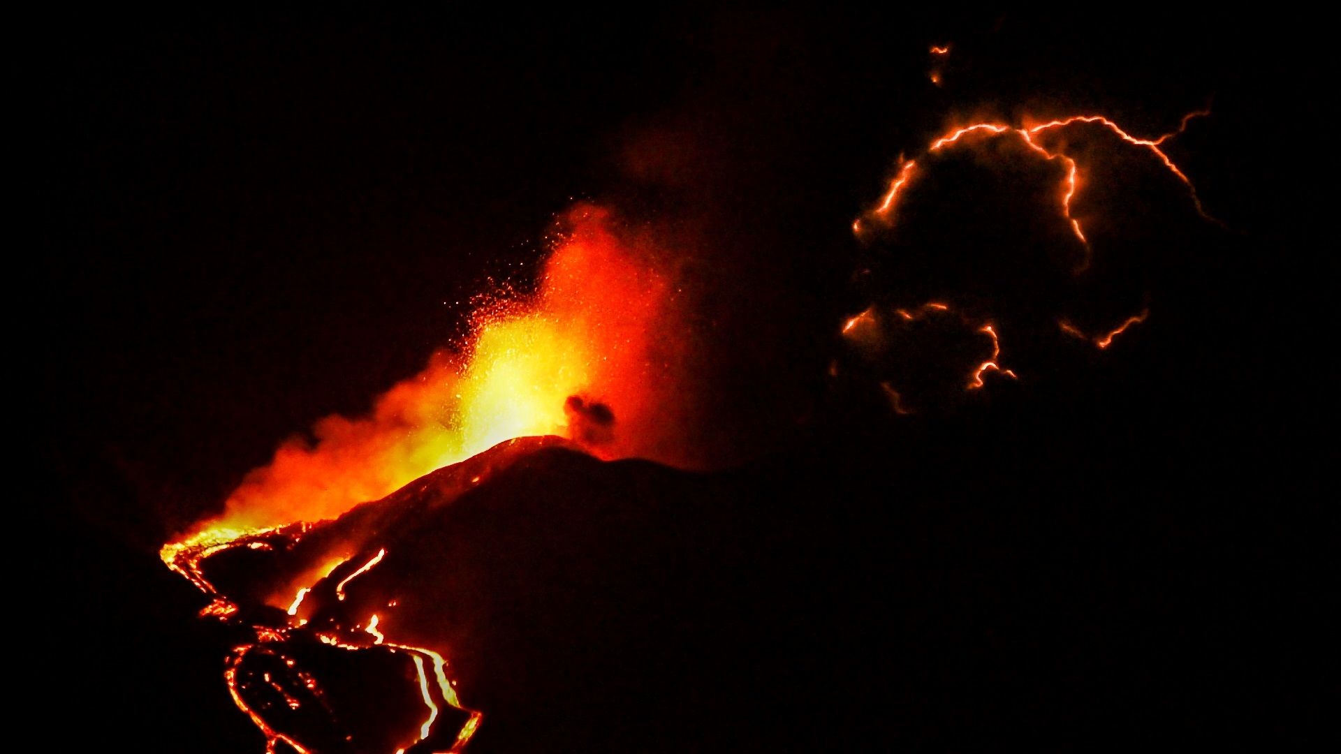 El volcán de La Palma en todo su esplendor durante la noche