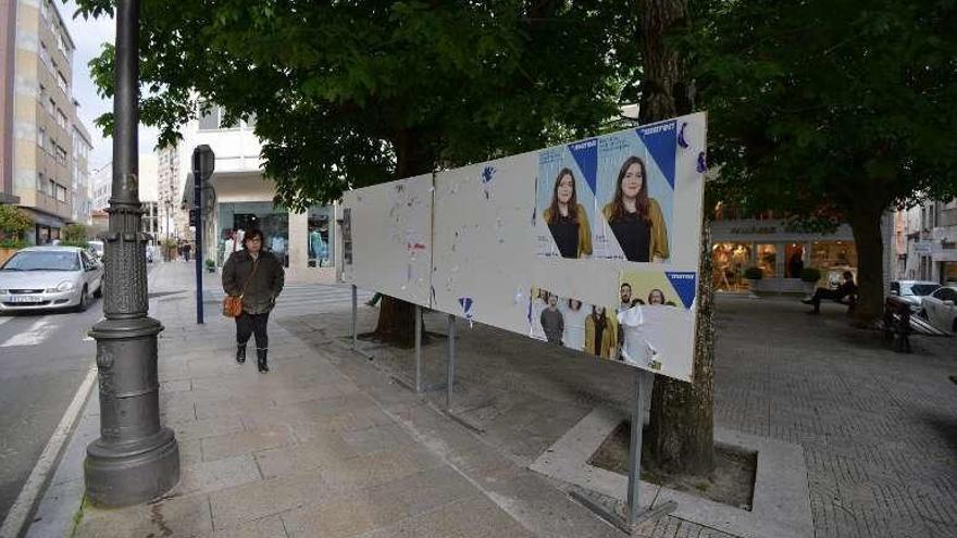 Los carteles de PSOE y PP ya fueron arrancados en Sanxenxo. // G.S.