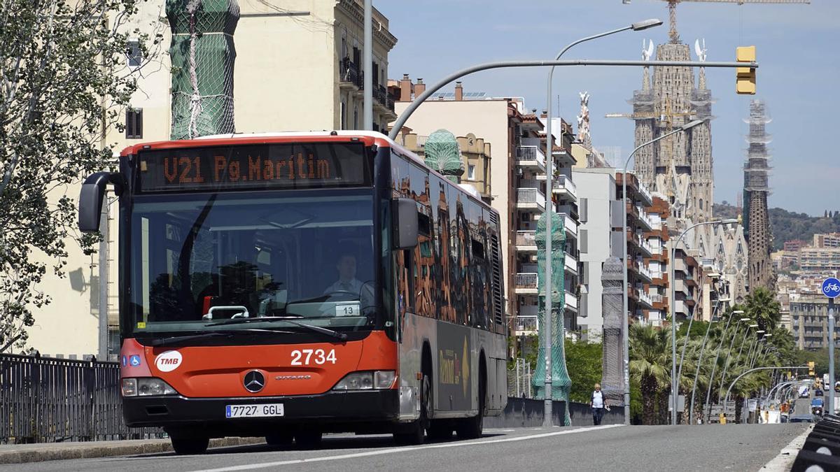 Un autobús de TMB cumpliendo los servicios mínimos durante una jornada de huelga