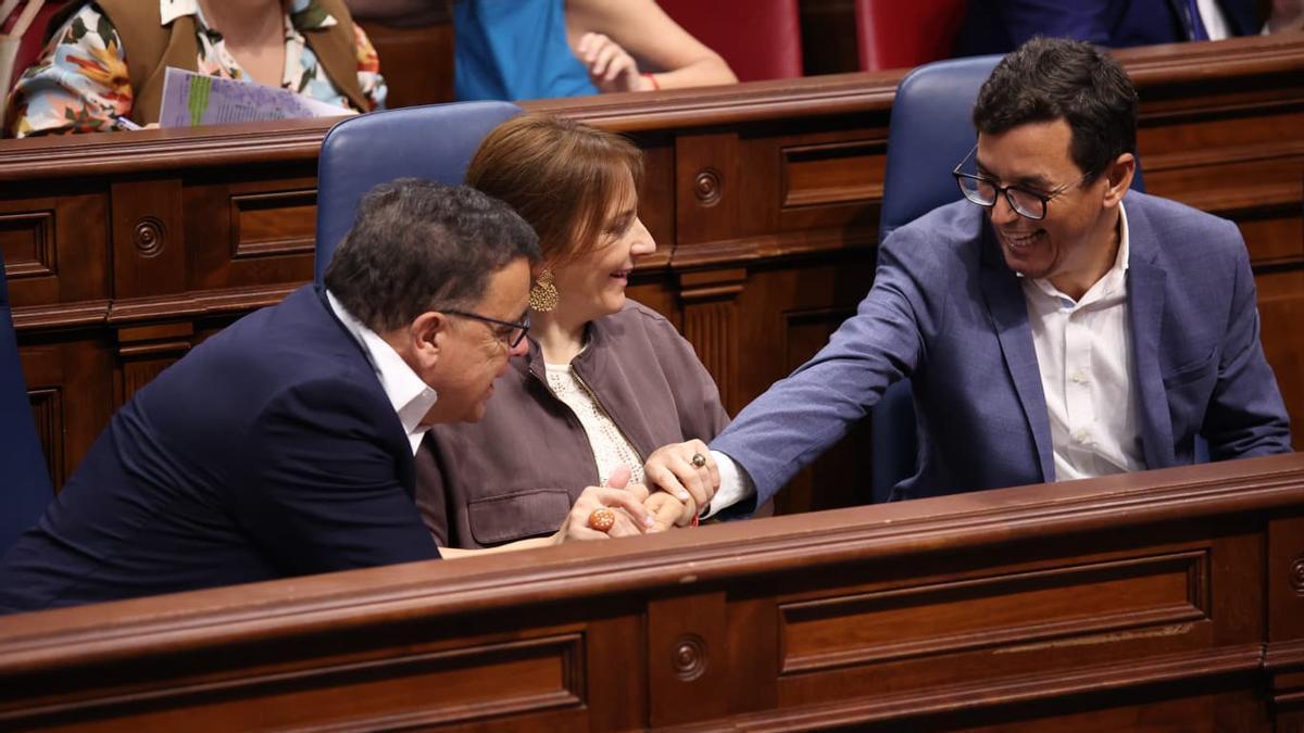 Manuel Miranda, Nieves Lady Barreto y Pablo Rodríguez charlan en el pleno.