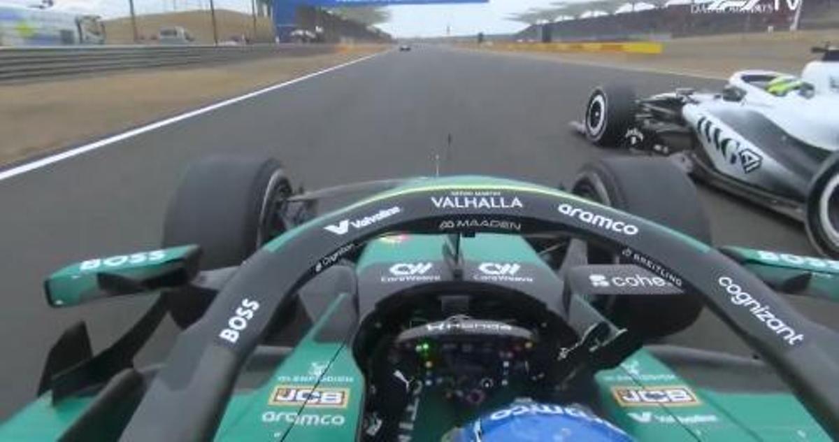 Fernando Alonso saluda a Checo Pérez cuando le adelanta