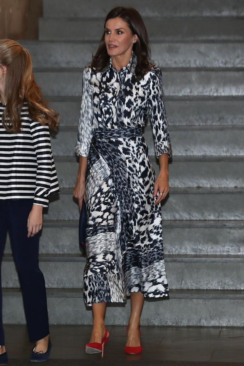 La reina con un conjunto de Victoria Beckham
