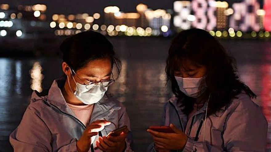 Un parell de treballadores sanitàries en un moment de descans, a Wuhan