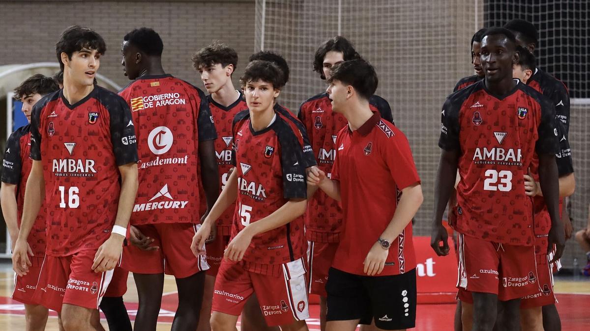 El equipo del Casademont Zaragoza antes de empezar el partido de la Liga U frente al Joventut Badalona.