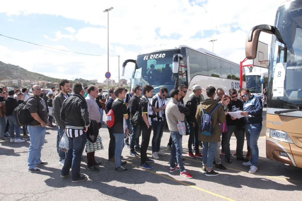 Salida de los jugadores y las peñas del FC Cartagena hacia Murcia para el derbi